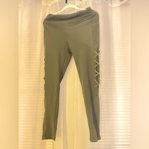 FOREST GREEN LEGGINGS WITH CUT DESIGN